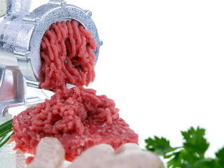 frisches Hackfleisch, Fleischwolf & Bratwürste auf weißem Hintergrund