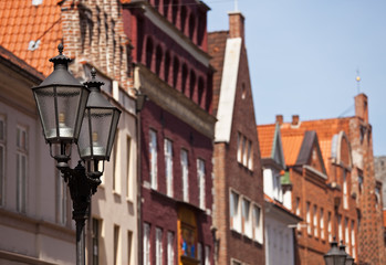 Obraz premium Laterne und Hausgiebel, Lüneburg
