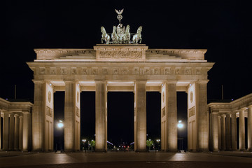 Obraz premium The famous Brandenburger Gate by night