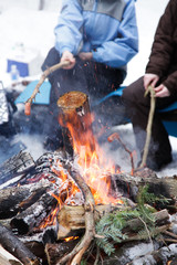 Grillades sur feu de camp