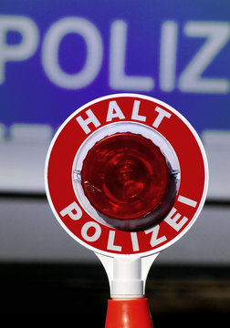 Polizeikelle vor Fahrzeug