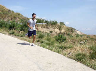 Fototapeta premium Corsa in discesa in montagna