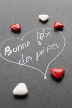 Bonne f&ecirc;te de p&egrave;res avec un coeur