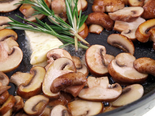 sauteed brown champignon, butter & herb in black pan