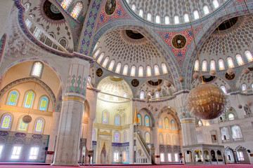 Fototapeta na wymiar Wnętrze Kocatepe Meczet w Ankarze - Turcja