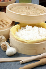 gedämpfter Reis in einem Bamboo steamer