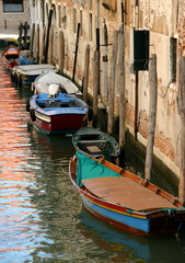 Fototapeta na wymiar Barcas en un canal de Venecia. Italia