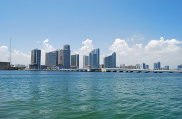 Obraz premium Venetia Causeway Drawbridge and Miami Highrise Buildings