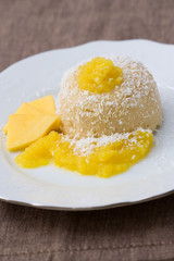 Grießpudding mit Mango