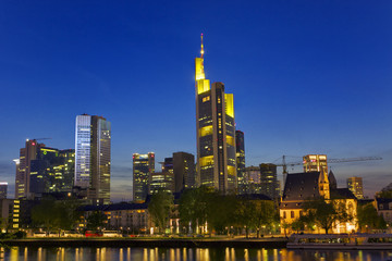 Obraz premium Frankfurt am Main bei Nacht
