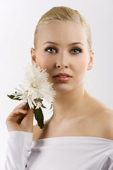 Obraz na płótnie Canvas white woman whit flower