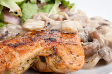 Mariniertes Huhn mit Weißwein-Champignon Soße und grünem Salat
