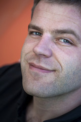 Homme viril détendu et souriant