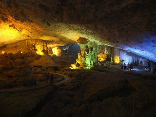 Cueva en la bahía de Halong en Vietnam