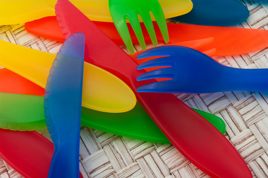 Picnic: forchette e coltelli di plastica multicolore