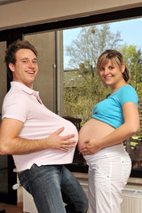 Schwangere Frau und werdender Vater