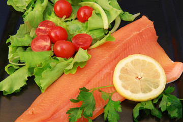 trota affumicata con insalata