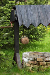 stara studnia w ogrodzie © masterofmoments