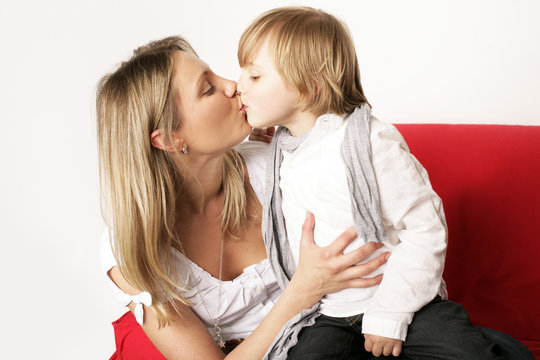 Mutter k&uuml;sst Ihren Sohn
