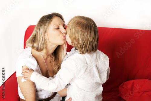 Mutter Küsst Kind Mit Zunge Mutter Küsst Kind Mit Zunge