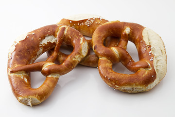 drei Brezeln auf weißem Hintergrund