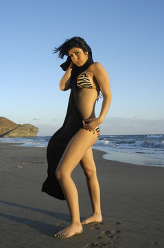 Chica joven en la playa del Monsul 155