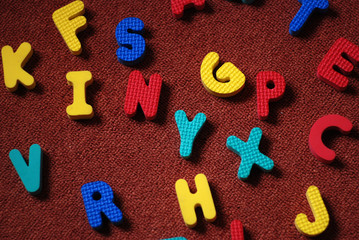 Buchstaben Objekte auf rotem Untergrund