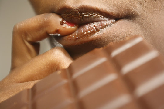 mujer joven comiendo chocolate horizontal