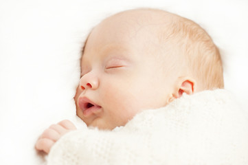 Zufriedenes, schlafendes Baby