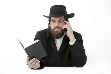 Rabbi beim lesen eines Buches