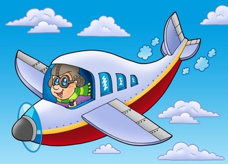 Aviateur de dessin animé sur le ciel bleu