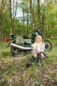 Motorradfahrerin Armee MZ ETZ 250 1