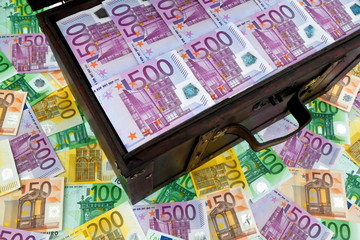 Truhe mit Euro Banknoten. Finanzkrise, Krise, Schulden.
