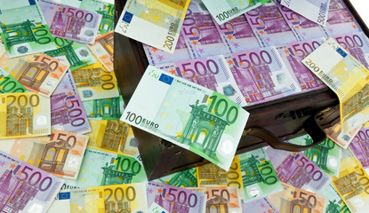 Truhe mit Euro Banknoten. Finanzkrise, Krise, Schulden.
