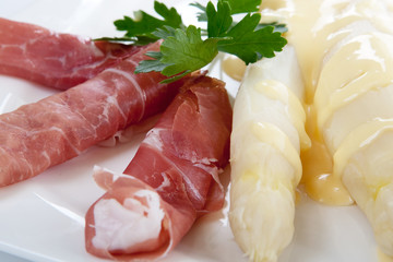 Spargel mit Sauce Hollandaise und Prosciutto
