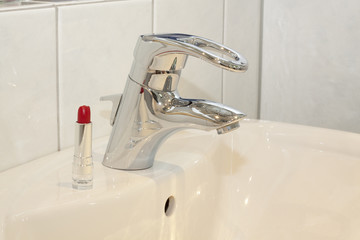 Lippenstift auf Waschbecken
