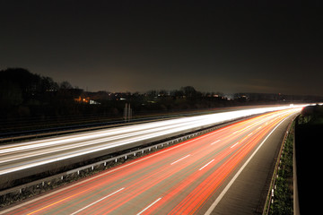 Fototapeta na wymiar Autobahn bei Nacht