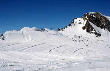 Fototapeta na wymiar Alpine ski slope and skiers