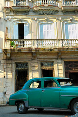 Groene vintage auto geparkeerd in de straat van Havana