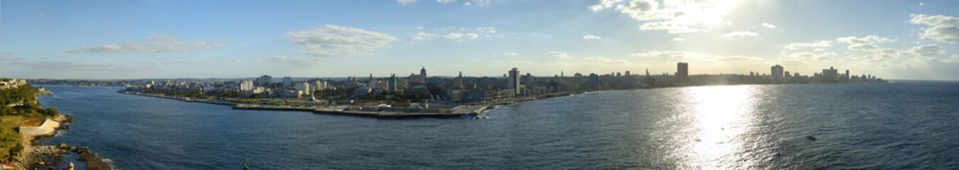 Fototapeta premium Habana bay and waterfront panorama