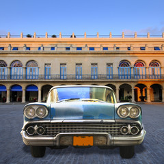 Altes Auto in der Straße von Havanna