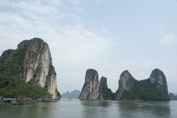 Fototapeta na wymiar Ha Long Bay w Wietnamie