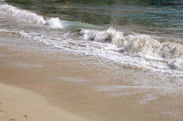 Wellen am Sandstrand