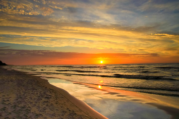 Fototapeta na wymiar Piękny zachód słońca na morzu