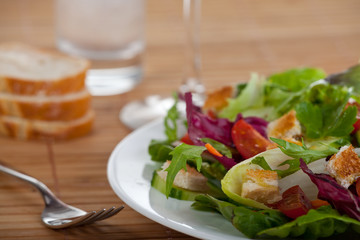 Salat, Baguette und eine Gabel