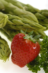 Grüner Spargel mit Erdbeeren und Petersilie
