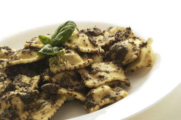 Ravioli al pesto genovese - Cucina italiana