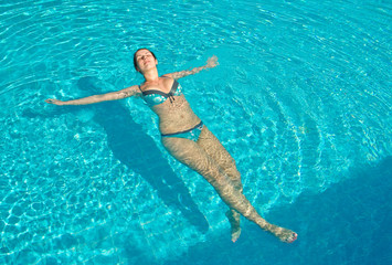 Young woman relaxing in swimming pool