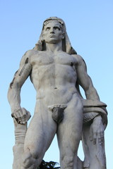 Fototapeta na wymiar Męski posąg