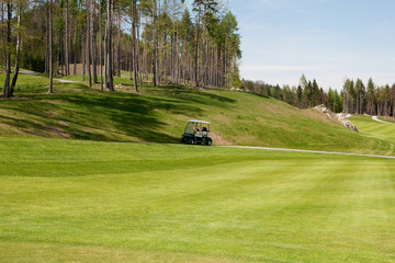 Golfplatz mit Golfwagen